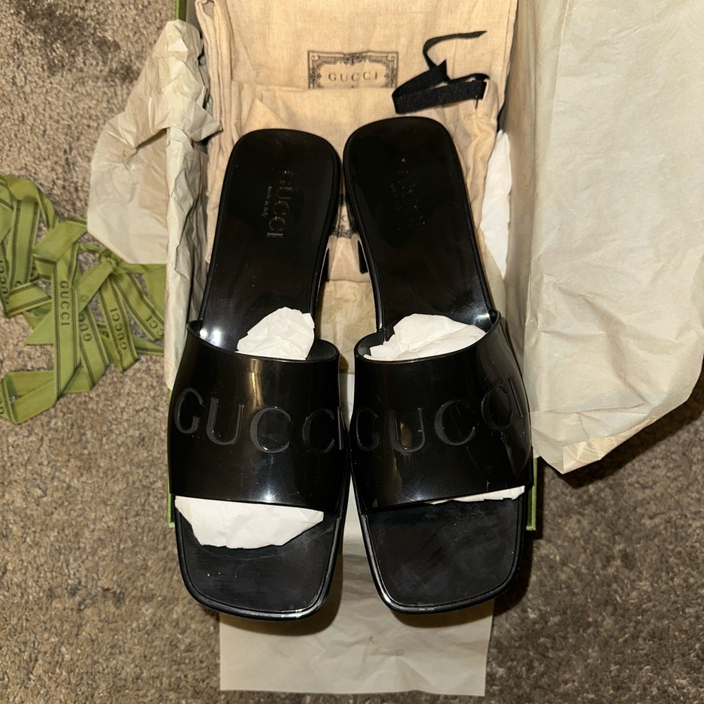 LIKE NEW Gucci Women’s Platform Rubber Logo Sandal (US 10/EUR 40)